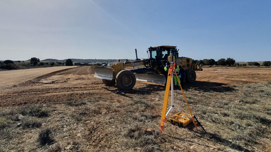 Trabajos de nivelación con sistema laser acoplado a motoniveladora en Atauta (Soria)