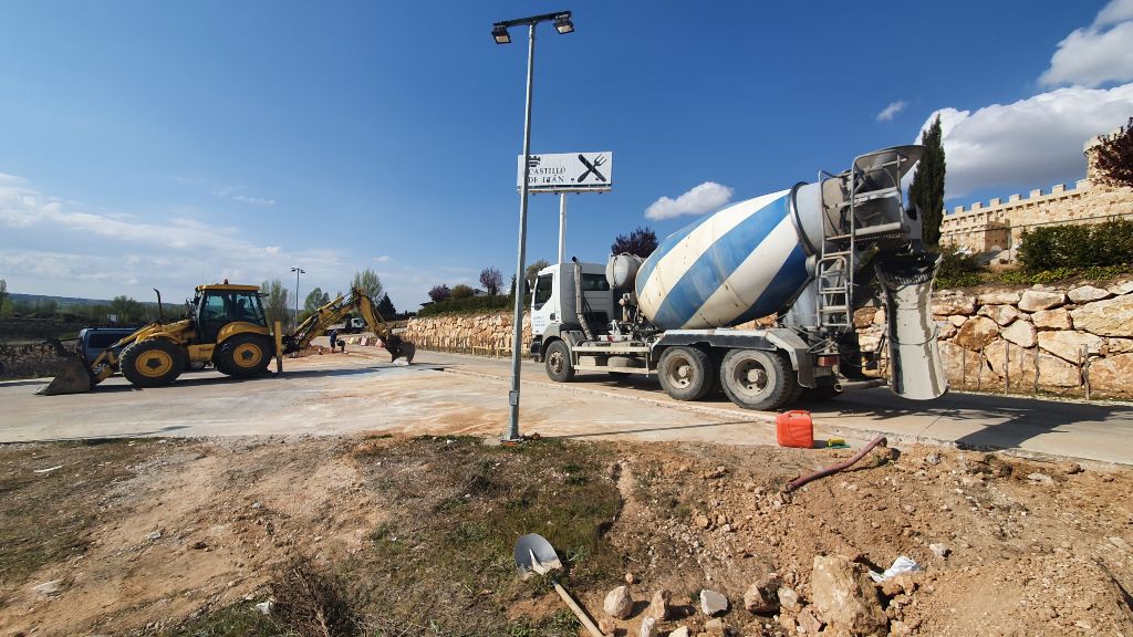 "Realización de canalizaciones para punto de recarga de vehículos" en Gumiel de Izan (Burgos)