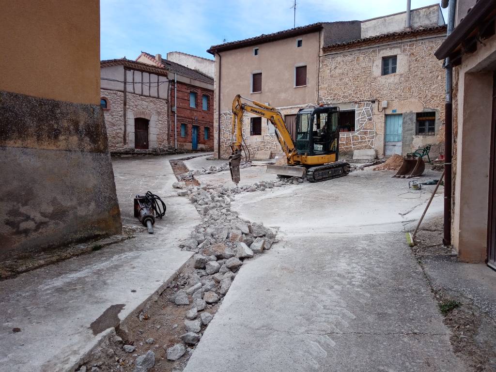 Sustitución de saneamiento y abastecimiento en calle Real de Pinillos de Esgueva, Burgos