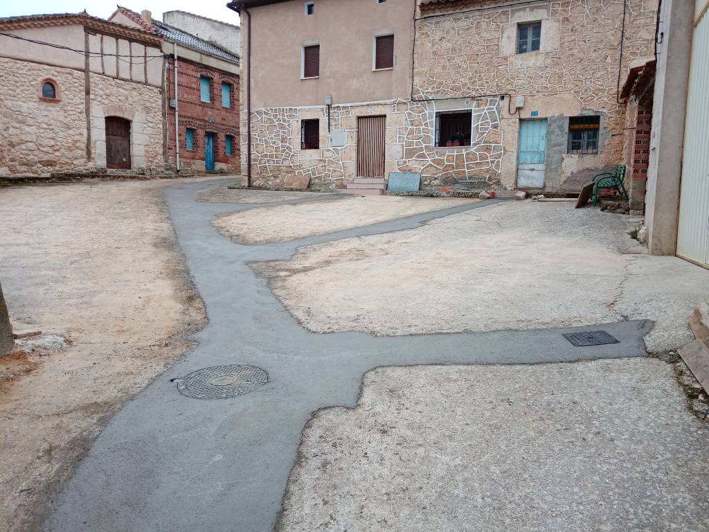 Sustitución de saneamiento y abastecimiento en calle Real de Pinillos de Esgueva, Burgos